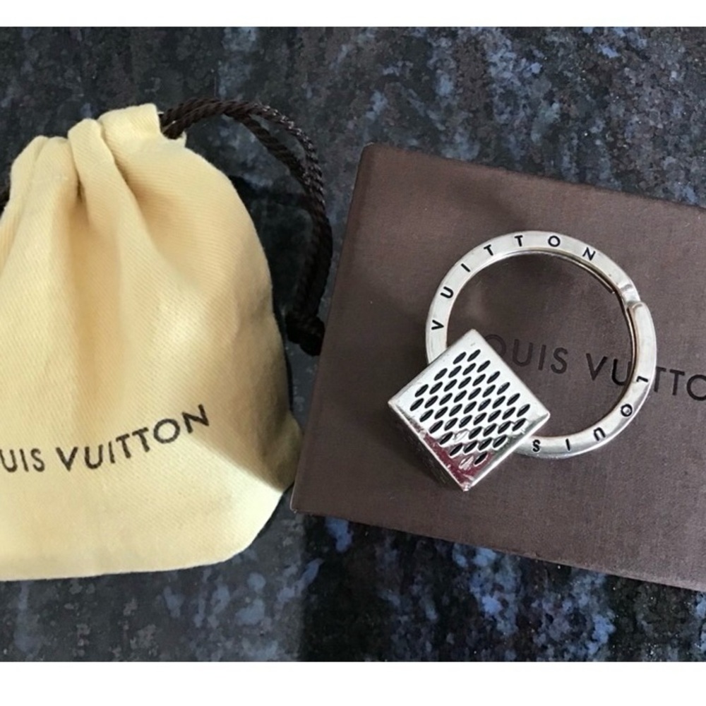 Louis Vuitton Authentic Silver  
Logo Cube KEYRING
